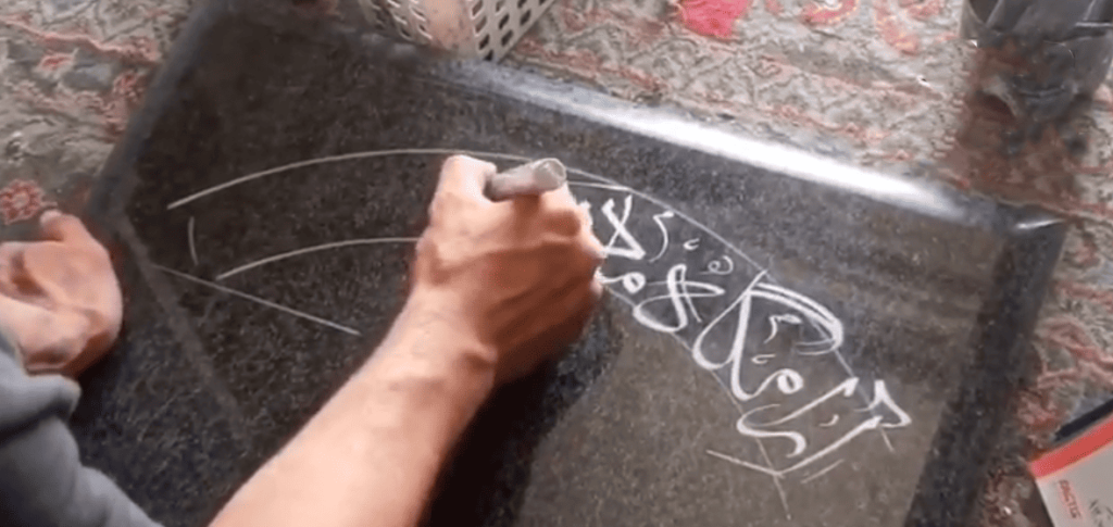 نوشته سنگ قبر با دست
